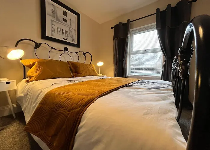 York Centre 2 Bedroom Renovated Flat, 8 Escrick Street